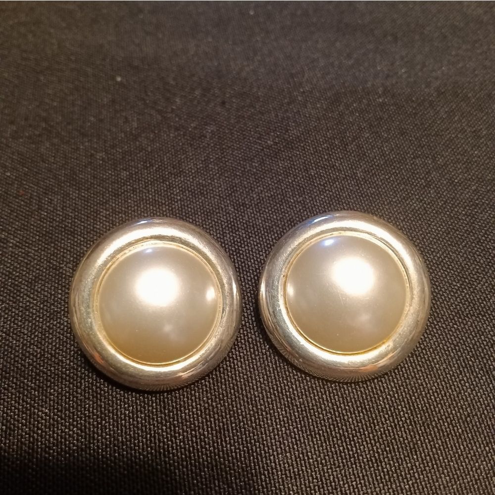 Eye-catching White Shimmer Pearl Clip Earrings